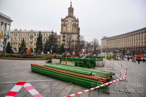 У Києві почали монтувати ялинку. ФОТО 
